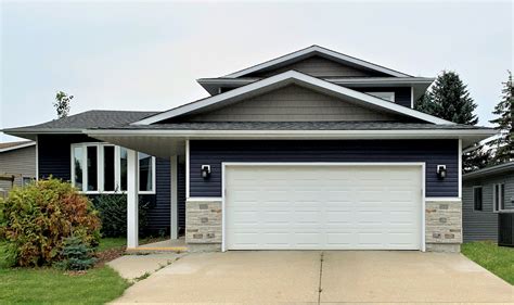 Marine Blue Vinyl Siding for a Stunning Home Exterior
