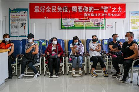 呼和浩特：早起打疫苗_图片新闻_中国政府网