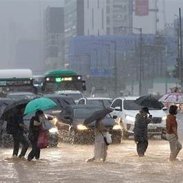 https://cdn.cnn.com/cnnnext/dam/assets/220809224824-03-seoul-south-korea-rain-flooding-restricted-super-tease.jpg