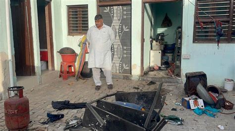 Gurugram News: पटौदी में रसोई गैस सिलेंडर से लगी आग, मां और बेटा झुलसे ...