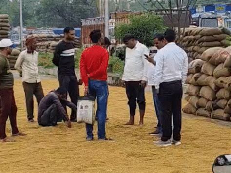 Rain lashes 10 districts in UP alert issued in 18 Bikers in Gonda use ...