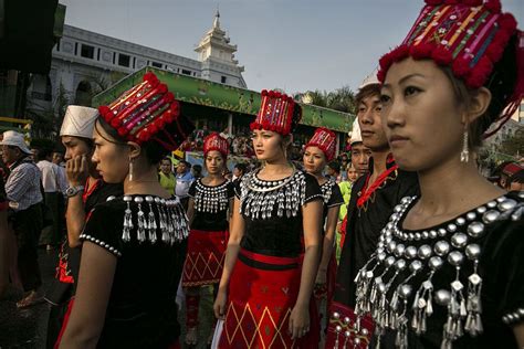 Mynmar Local People 的图像结果