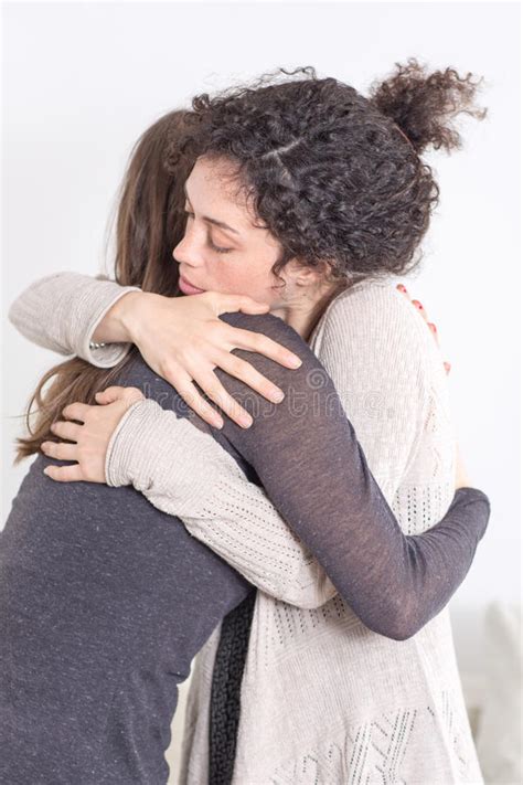 拥抱的两名妇女 库存图片. 图片 包括有 - 54256273