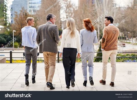 Business People Walking 的图像结果