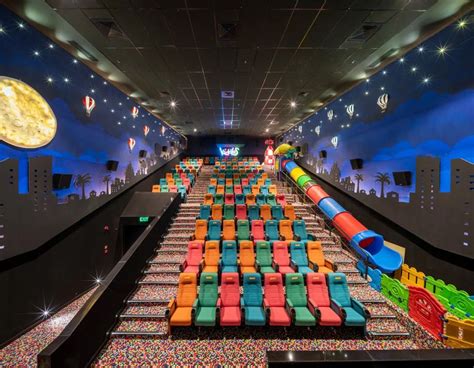 इंदौर के Phoenix Citadel में ओपन हुआ इनॉक्स मल्टीप्लेक्स, देखें Inside ...