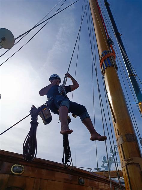 What is a rigger and what are their functions?