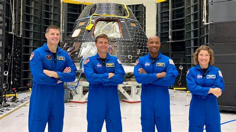 Astronauts get first look at the spacecraft that will fly them around ...