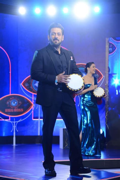Salman Khan Makes A Smashing Entry In A Black Suit At Big Boss 16 Press ...