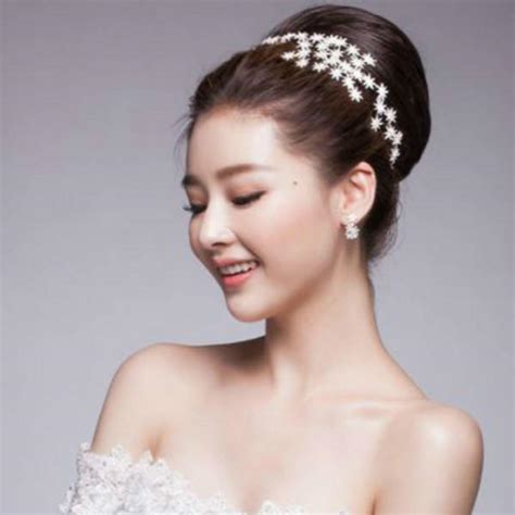 穿礼物配什么发型最新素材