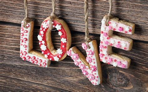 Обои на рабочий стол Печенье в виде букв образовало надпись Love ...