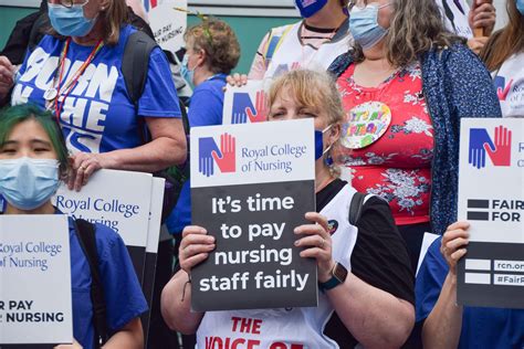 Nurse pay progression ‘worse than’ midwives and paramedics | Nursing Times
