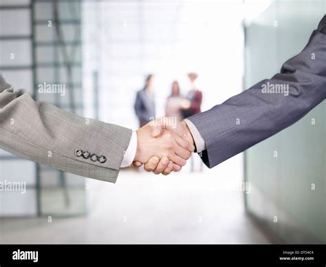 Business Shaking Hands 的图像结果