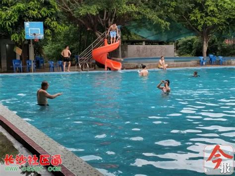 惊魂！柳州一游泳馆内女子溺水，沉入水底时有人以为在练憋气……