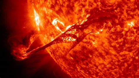 Massive M5-class solar flare erupts on Sun; blackouts hit Earth, solar ...