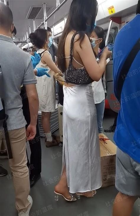 广州一女子穿着清爽乘地铁，大叔不停往她身边挤：腿发软站不稳