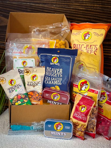 Buc-ee's Gift Box, Buc-ee's Snack Box: Assorted Nuggets, Nuts, Candy ...