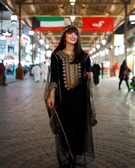 Kuwait clothes | Kuwaiti traditional dress, Embellished glam ...