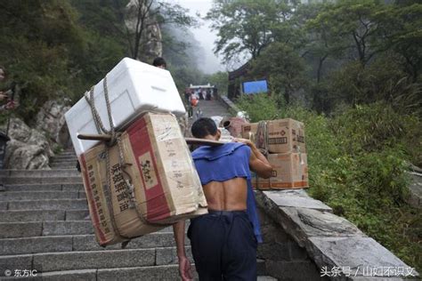 贵州梵净山有一群挑夫，专门抬游客上山，据说180斤3200元|贵州|梵净山|挑夫_新浪新闻