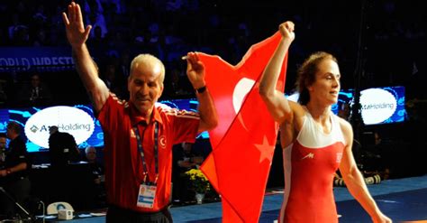 Elif Jale Yeşilırmak Kimdir, Hayatı ve Resimleri