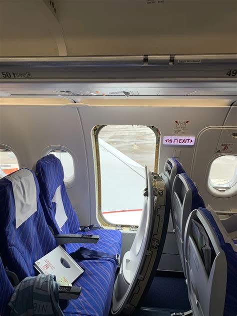 女子首次坐飞机误开应急舱门被拘 因误解乘务员意思_金网