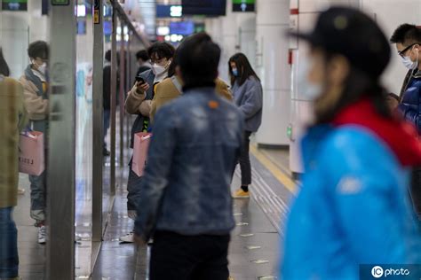 北京地铁客流量回升，部分车厢满座，乘客自觉分散