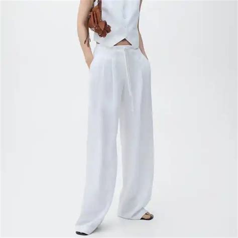 Los pantalones blancos, anchitos y que no marcan nada de Julianne Moore ...