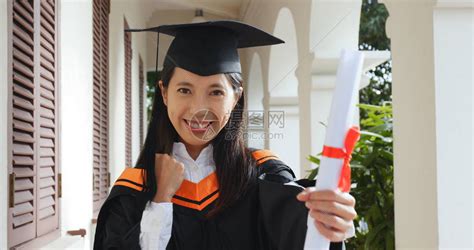 女人拿着纸质证书获得毕业证书高清图片下载-正版图片504248936-摄图网