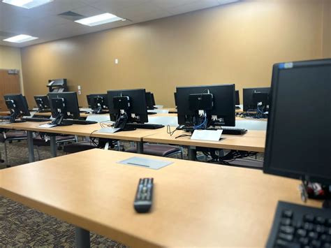 College Computer Classes 的图像结果