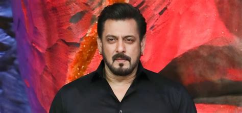 Salman Khan Replaces Amitabh Bachchan As KBC Host