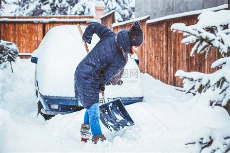 院子里拿着铲子扫雪的女人高清图片下载-正版图片506221188-摄图网