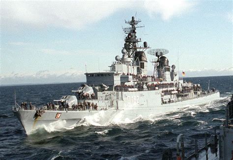 美国海军DDG1000朱姆沃尔特级驱逐舰双舰先后离开圣迭戈军港__财经头条