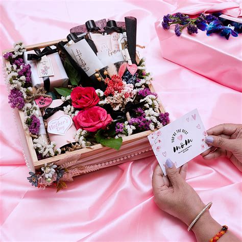 Find Best Gift Hampers Online with Unique Personalisation – Giftcarnation