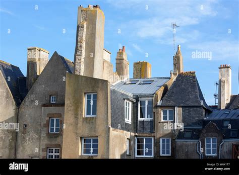 Saint malo stone houses hi-res stock photography and images - Alamy