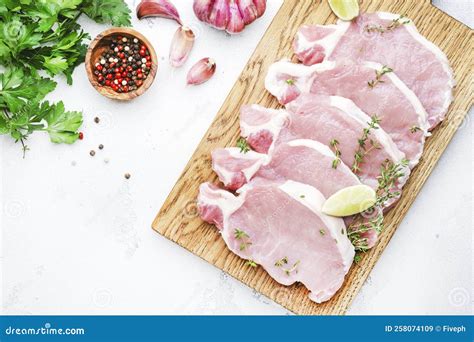 Chuletas De Cerdo Crudas De Carne En Tabla De Despiece Preparadas Para ...