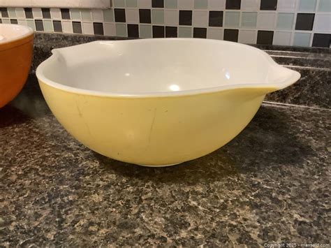 Large yellow Pyrex mixing bowl | Maxsold