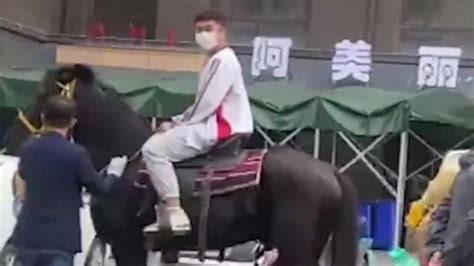 男生高考首日身骑黑马赴考_凤凰网视频_凤凰网