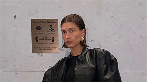 Hailey Bieber flaunts her legs in shortest shorts ever for sexy mirror ...