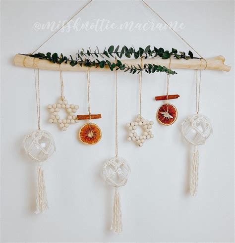 17 Festive Christmas Wall Decor Ideas To Add Holiday Sparkle to Your ...