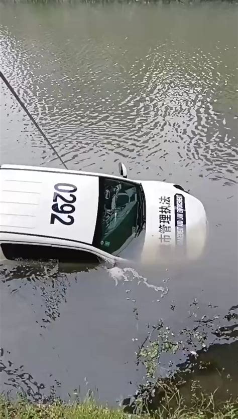 中国悲剧档案 on Twitter: "4月24号下午1点，扬州，城管把车开到河里了，车上有两个人，据说是酒驾"