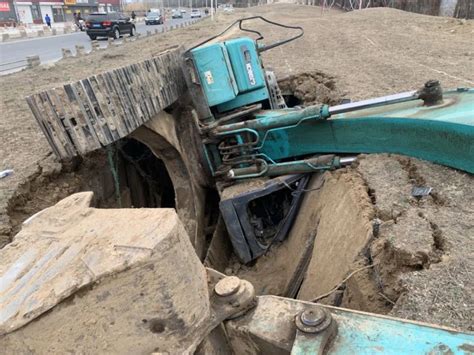 四川遂宁永兴镇一砖厂施工导致塌方，挖掘机驾驶员被埋不幸身亡
