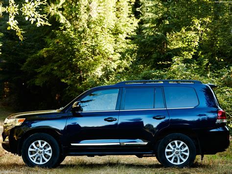Toyota Land Cruiser (2016) - pictures, information & specs