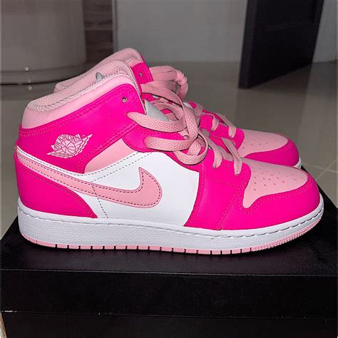 Air Jordan 1 Mid (GS) | Cute nike shoes, Pretty sneakers, Casual shoes ...