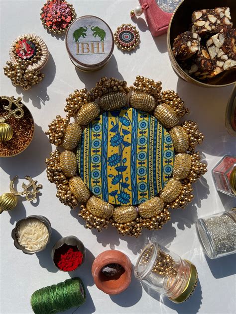 Shri Yantra CHAAND SE SUNDAR Pallet: Solid Maroon + Lemon Yellow Congr ...