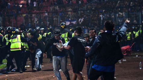 印尼球迷冲进足球场 爆警民冲突 死亡下修至125人 | 踩踏 | 新唐人中文电视台在线