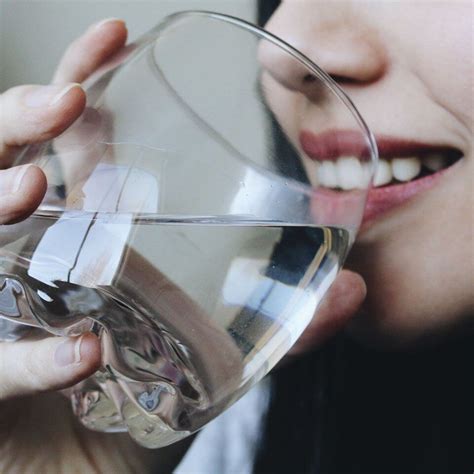 水不一定要喝得多才好！教你正確的喝水方法 | Harpersbazaar HK