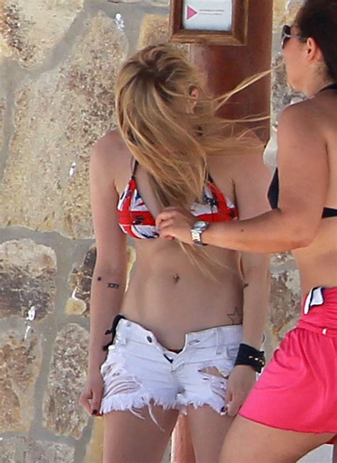 Avril Lavigne – Bikini-34 – GotCeleb