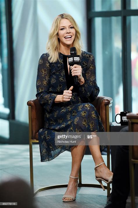 Kaitlin Olson's feet