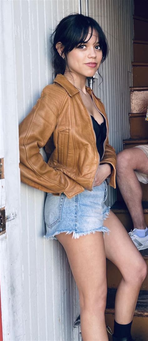 Jenna Ortega legs 😋 : r/CelebrityLegsandFeet