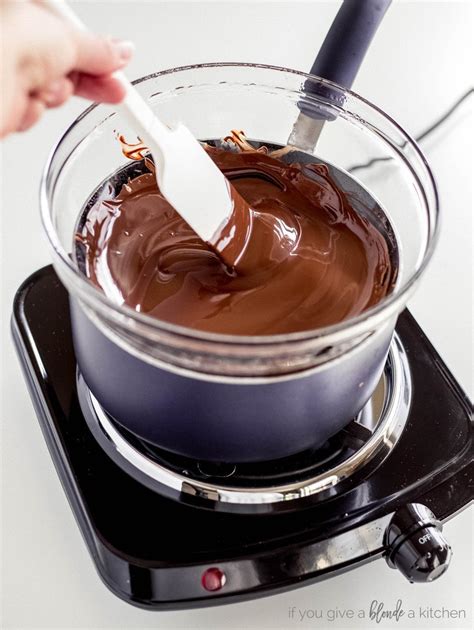 https://i2.wp.com/ifyougiveablondeakitchen.com/wp-content/uploads/2013/12/how-to-melt-chocolate-steps-3.jpg?utm_source=chatgpt.com