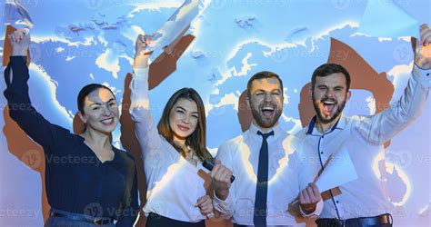 Business People Smiling in Group Photo 的图像结果